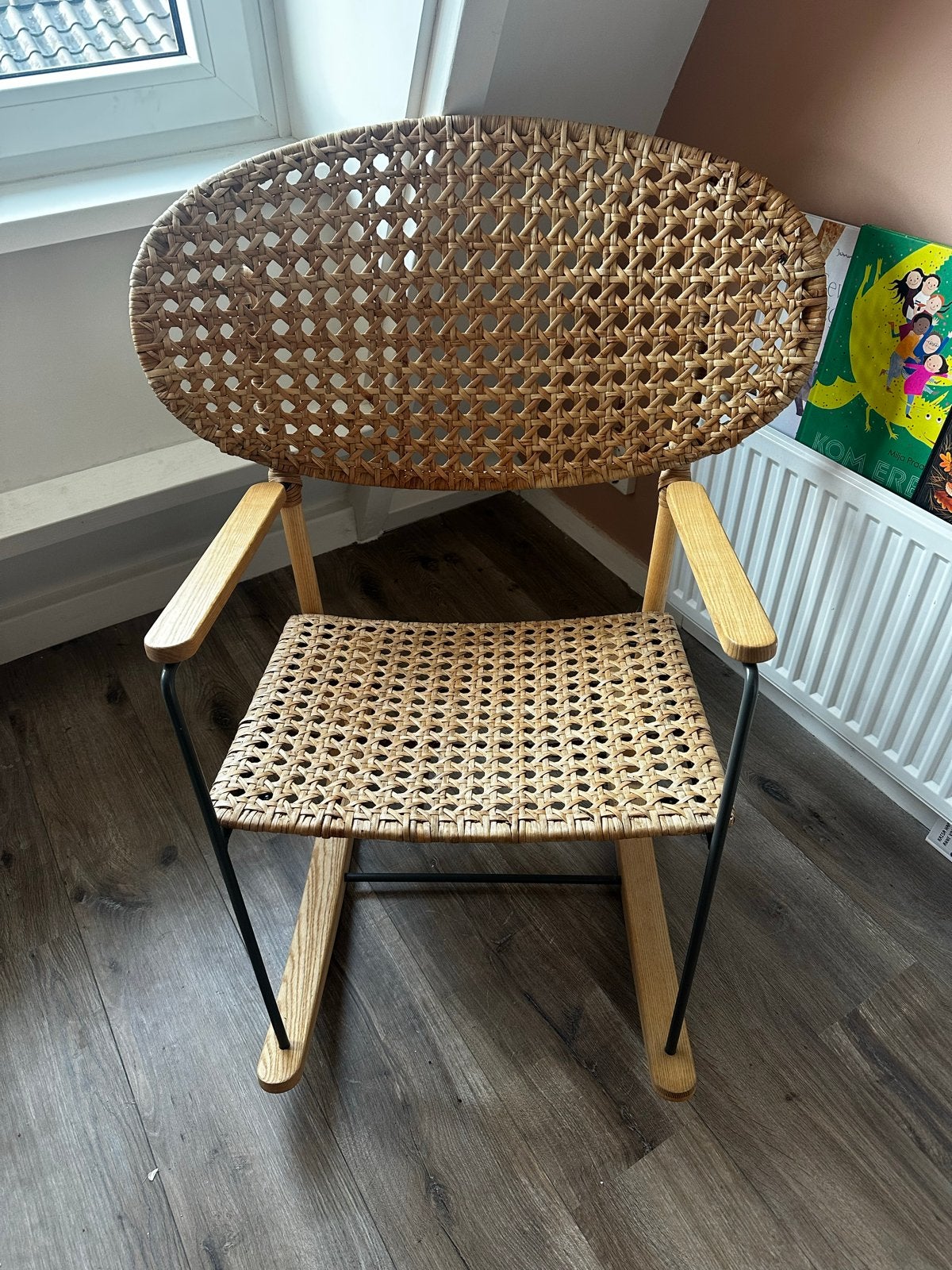 Rotan schommelstoel met houten frame en armleuningen, Ophalen, Gebruikt, Bruin, Eén