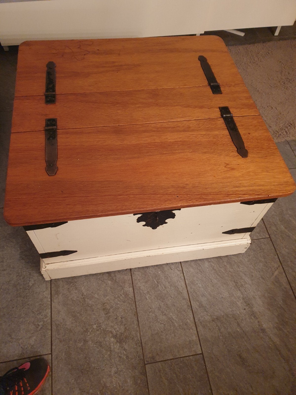 Houten kist/salontafel met opbergruimte, Huis en Inrichting, Overige houtsoorten, Gebruikt, Ophalen of Verzenden, 75 tot 100 cm