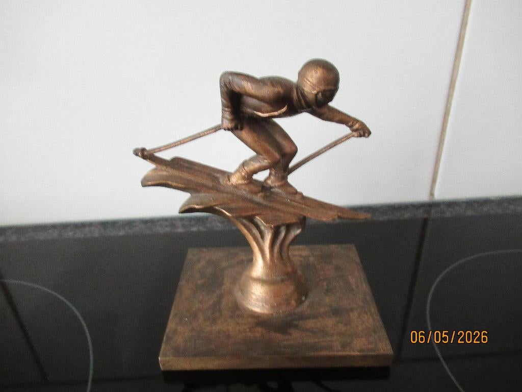 OUD BRONZEN OF KOPEREN SKI TROFEE- SKIER IN ACTIE, Ophalen of Verzenden, Gebruikt, Overige sporten, Overige typen