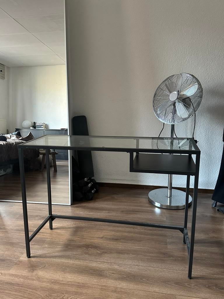 Zwarte ikea vittsjö laptoptafel, Ophalen, 50 tot 100 cm, Rond, Zo goed als nieuw
