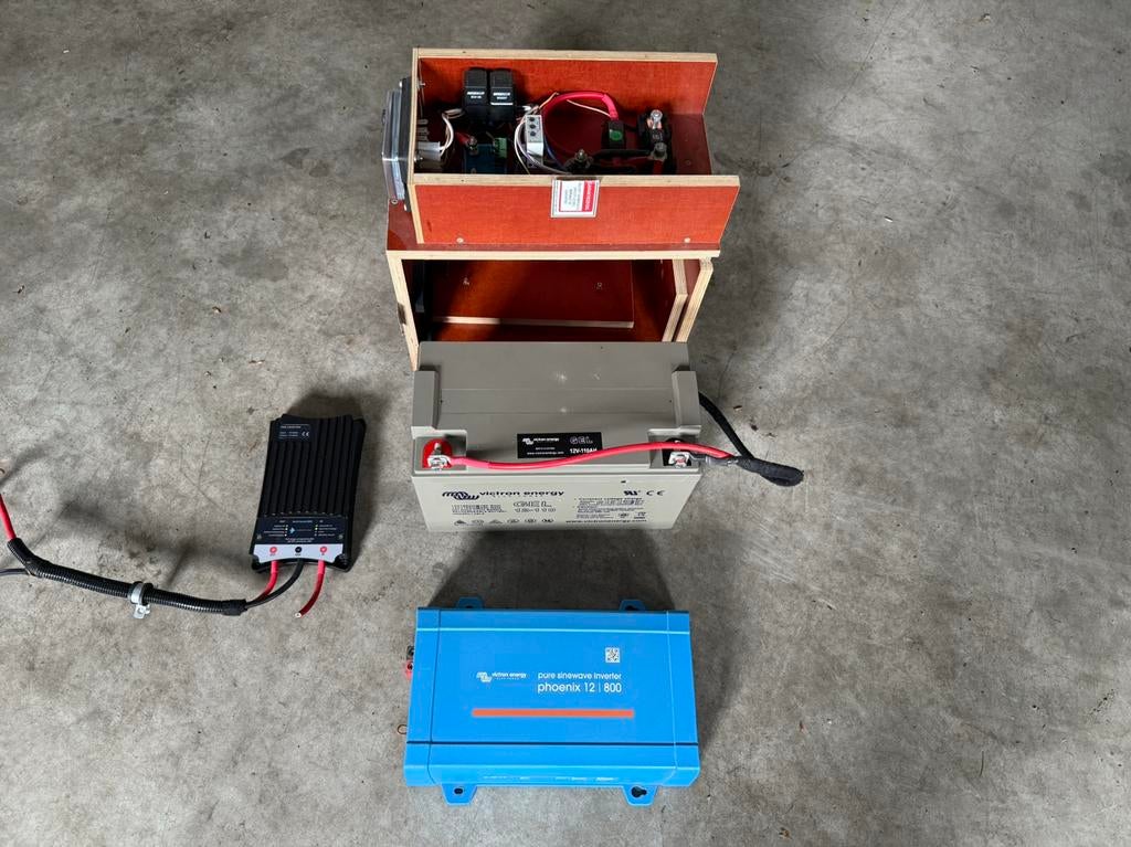 Complete set Victron 800 omvormer met 110AH accu en TS800, Ophalen, Zo goed als nieuw
