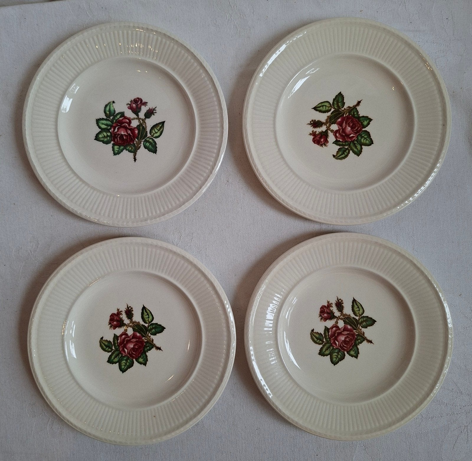 Wedgwood Moss Rose 4 gebaksbordjes ( 16 cm), Huis en Inrichting, Keuken | Servies, Ophalen of Verzenden, Zo goed als nieuw, Bord(en)
