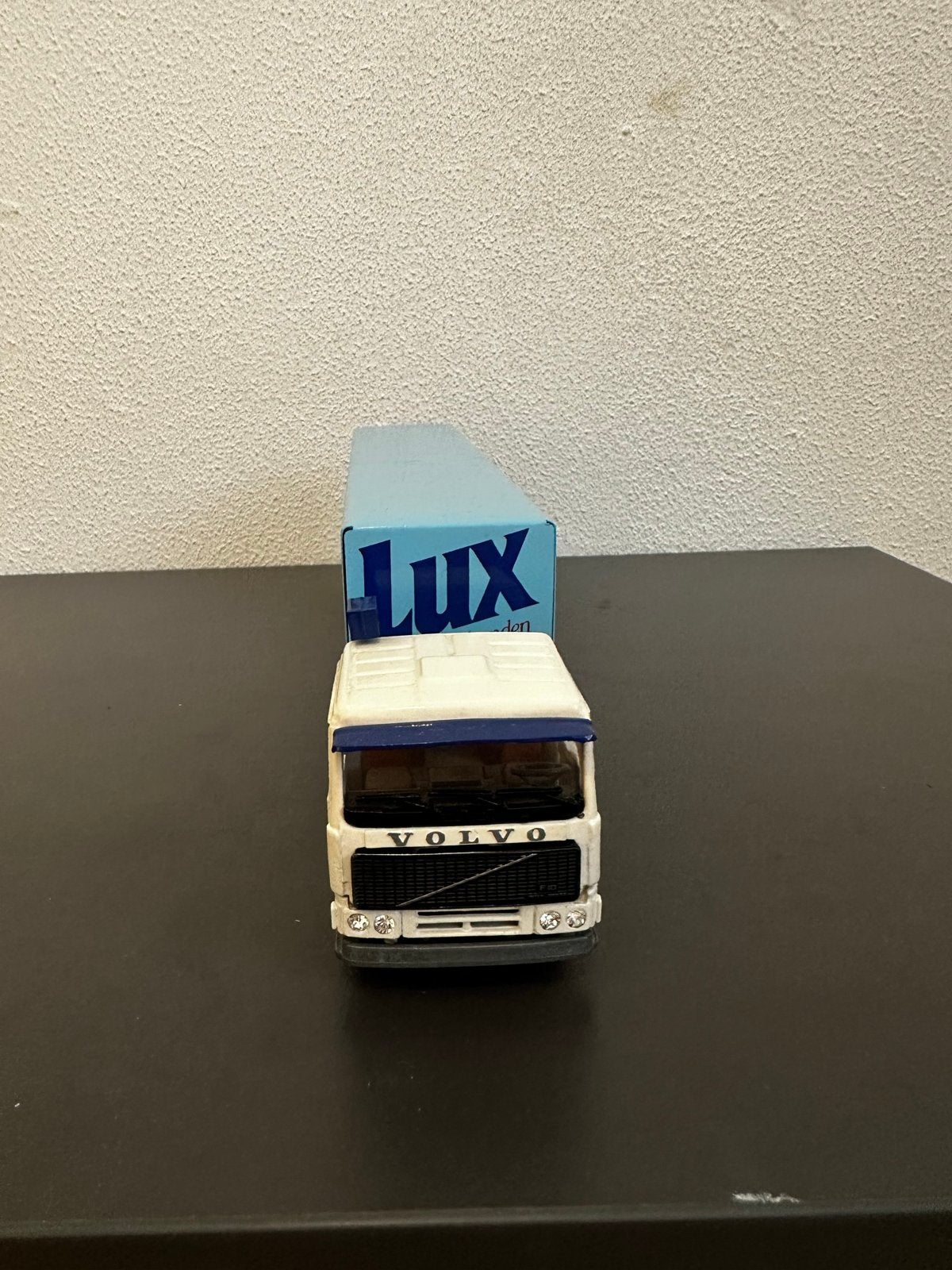 Tekno Volvo Lux vrachtwagen miniatuur, Ophalen of Verzenden, Zo goed als nieuw