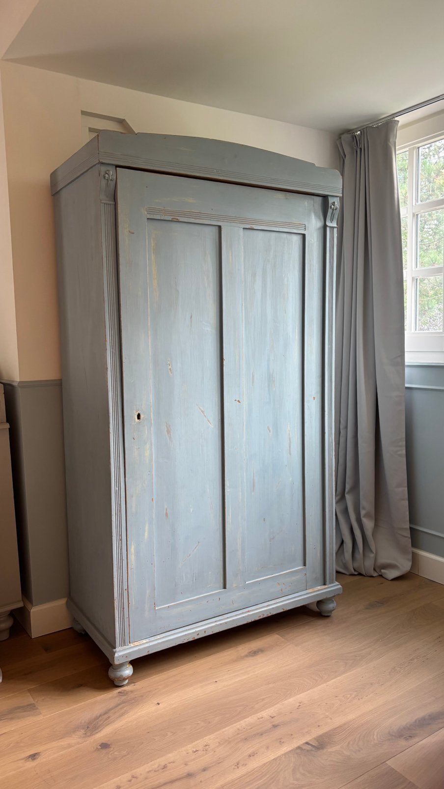 Klassieke meidenkast grenenhout, oud blauw, Huis en Inrichting, Kasten | Kledingkasten, Ophalen, Met deur(en), Gebruikt, Klassiek