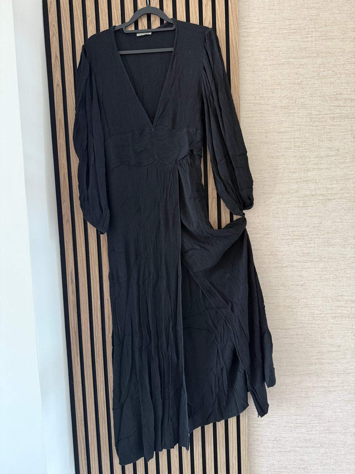 Prachtige BoeBou black dress met split, Kleding | Dames, Jurken, Verzenden, Zwart, Maat 42/44 (L), Zo goed als nieuw