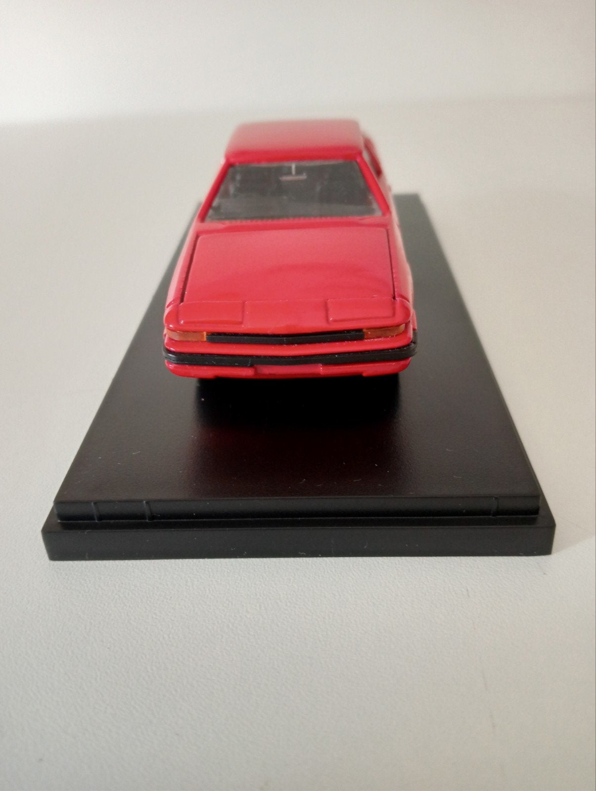 Rode Mazda 929 Coupe 1:43 uit prive collectie zeldzaam., Hobby en Vrije tijd, Modelauto's | 1:43, Nieuw, Auto, Overige merken
