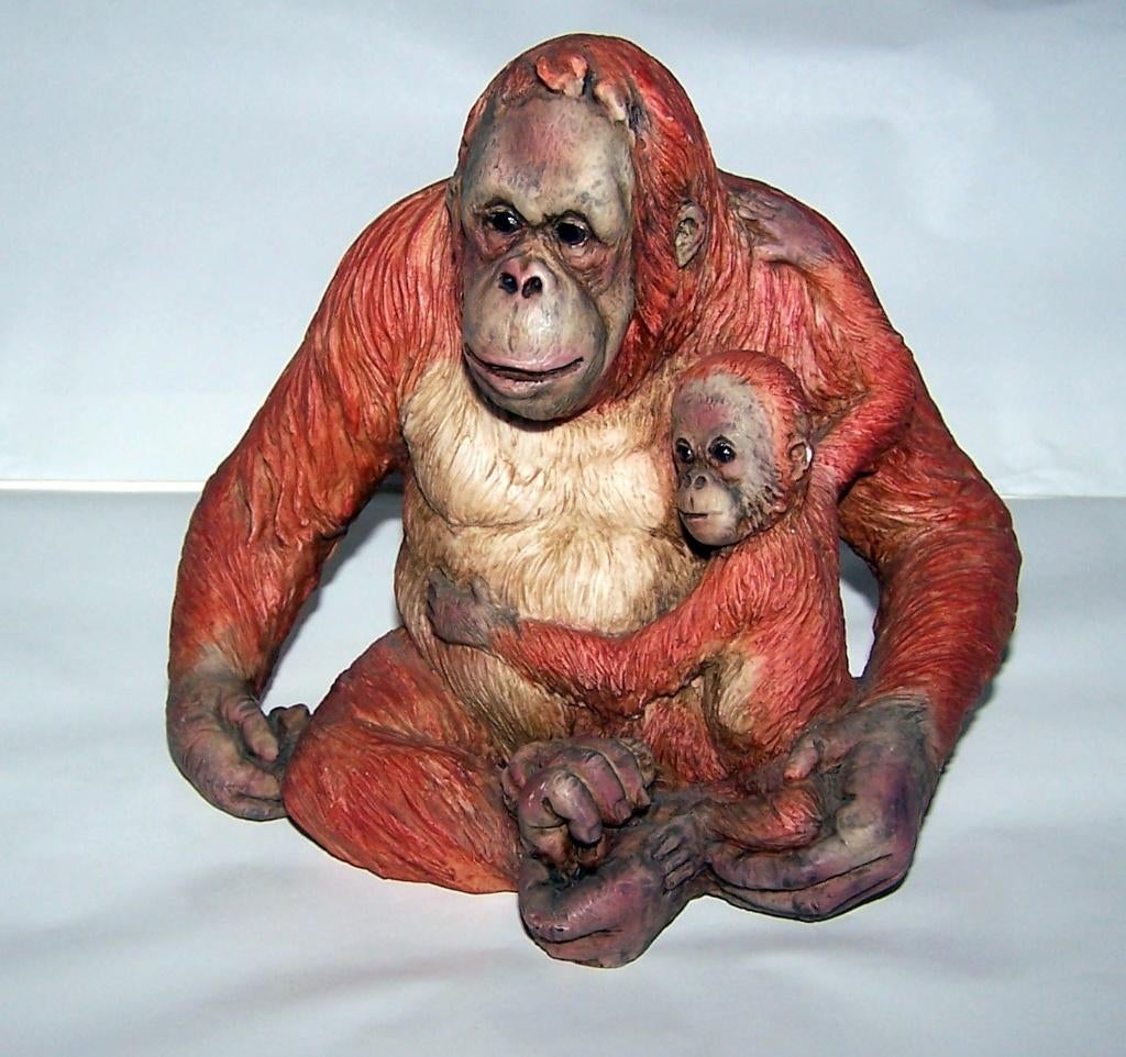Prachtig beeld Orang-Oetang moeder met kind. H. 15,5cm. Nwst, Verzamelen, Beelden en Beeldjes, Ophalen of Verzenden, Zo goed als nieuw