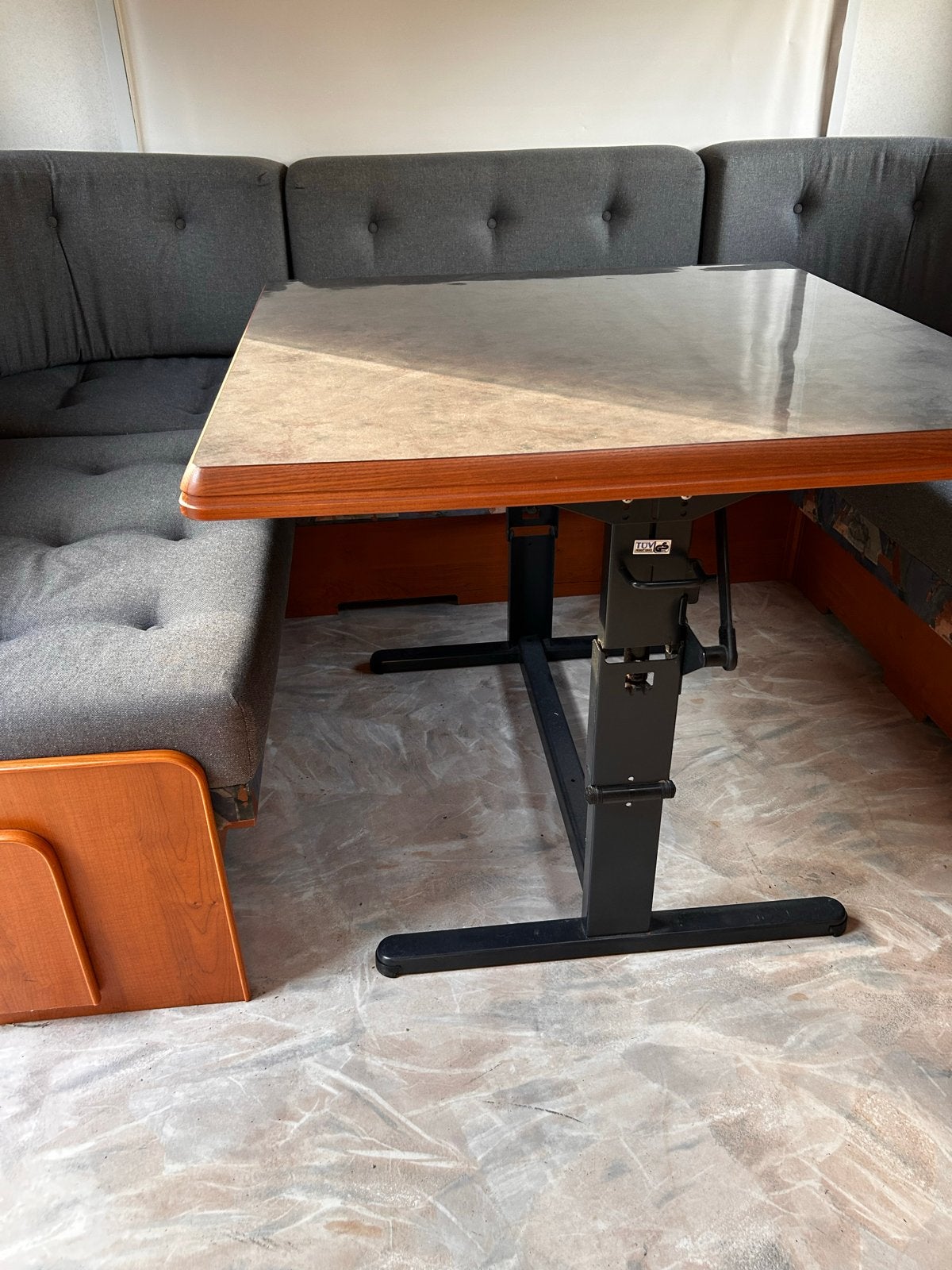 Hobby Caravan Rondzit Kussens met Verstelbare Tafel, Ophalen, ., Zo goed als nieuw, .