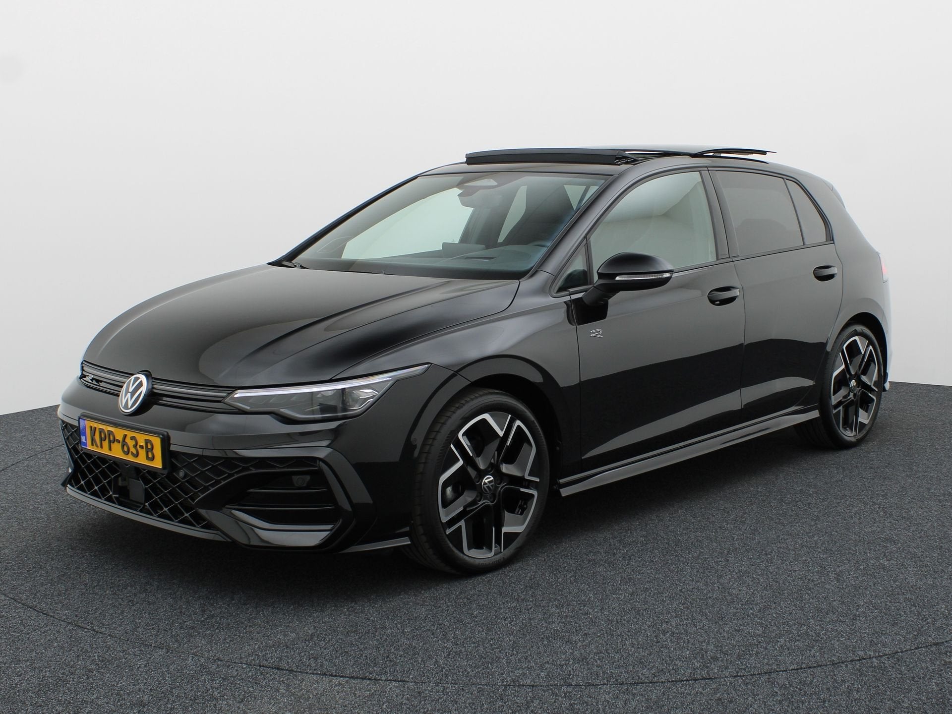 Volkswagen Golf 1.5 eTSI R-Line Edition | Pano | Keyless | T, 12 maanden, 4 cilinders, Zwart, Bedrijf