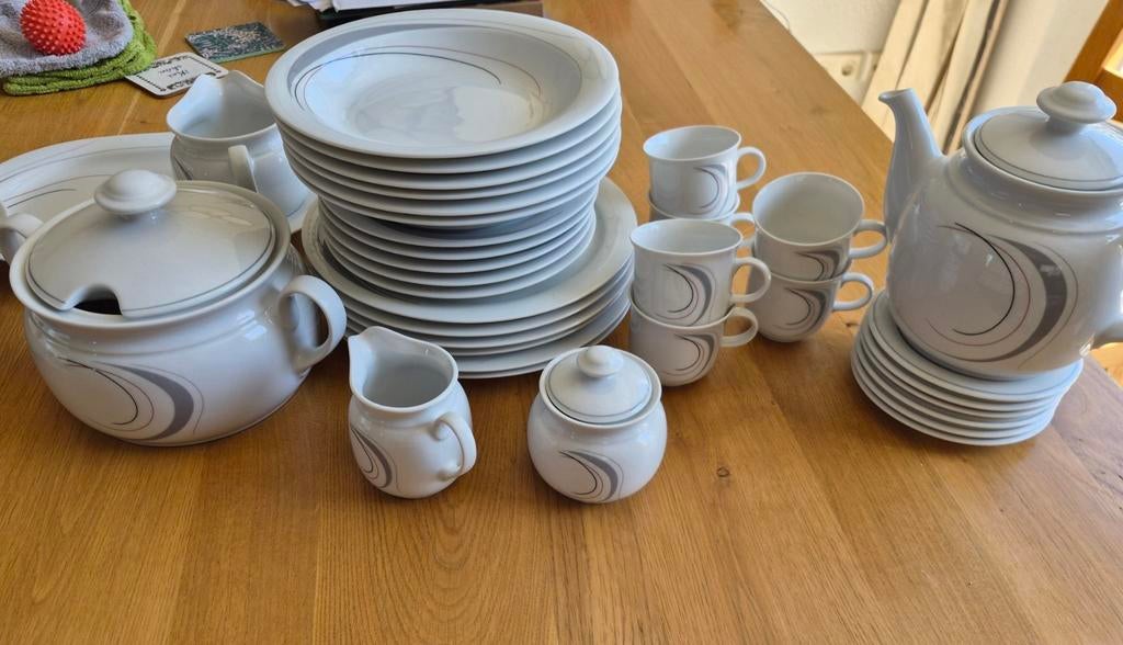 Nieuw 6-delig wit servies met subtiel decor, Huis en Inrichting, Keuken | Servies, Ophalen, Keramiek, Nieuw, Effen