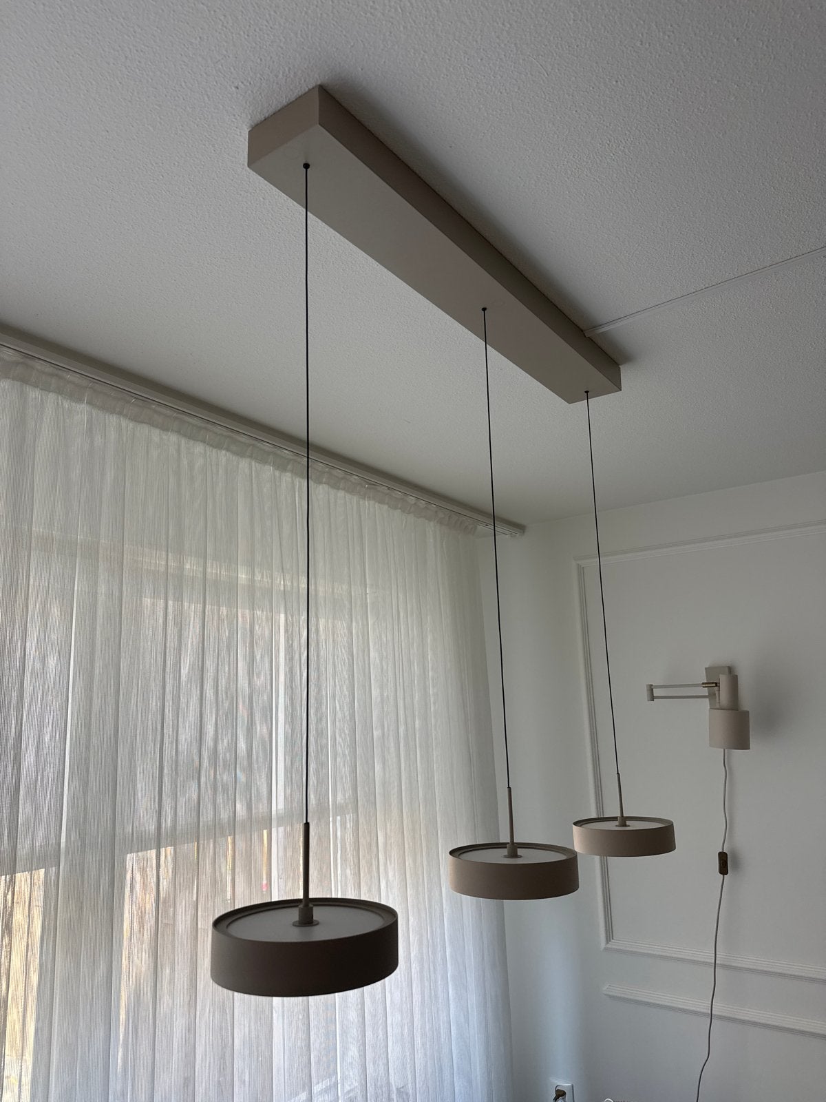 Moderne taupe kleur, hanglamp, in hoogte verstelbaar, Huis en Inrichting, Lampen | Hanglampen, Ophalen of Verzenden, Gebruikt