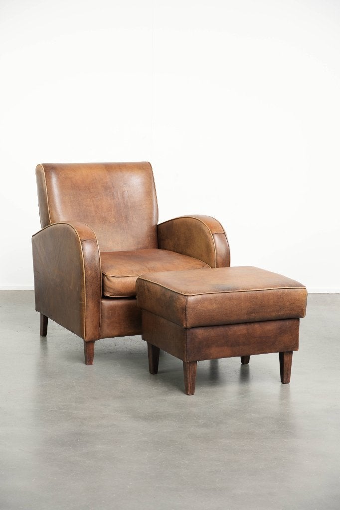 Tijdloze set van een schapenleren armchair en hocker, Ophalen, Gebruikt, Vintage, /