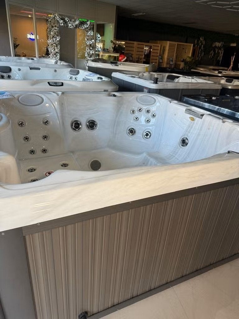 Jacuzzi J-235 Showroommodel – NU €8.000, Ophalen, Nieuw, Trap, Vast