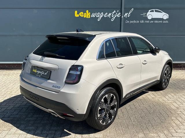 Fiat 600 1.2 Hybrid La Prima Autom. *cappuccino *alle opties, Auto's, Fiat, 136 pk, Gebruikt, 620 kg, Leder