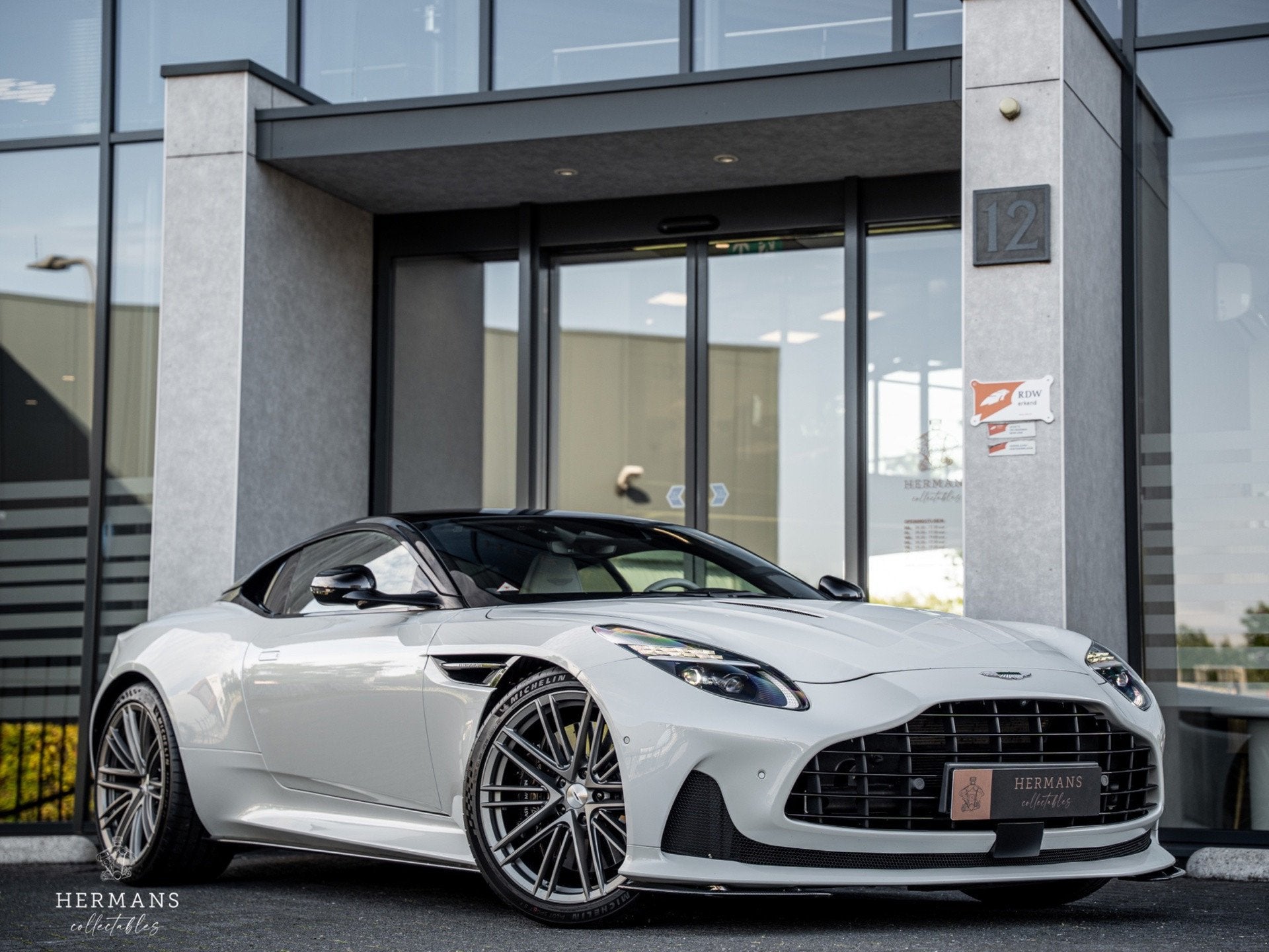 Aston Martin DB12 4.0 V8 Coupé / By Q / PPF / Ceramic / Car, Auto's, Dealer onderhouden, Gebruikt, 4 stoelen, Wit