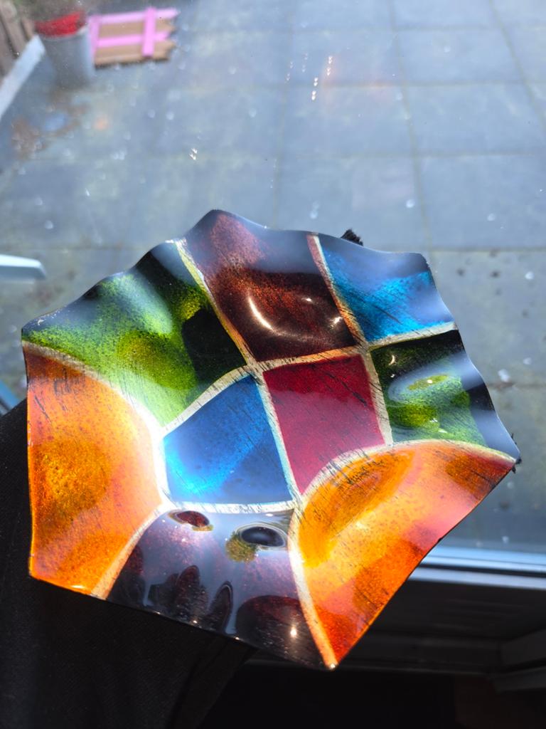 Kleurrijke glazen schaal van GILDE Handwerk, Antiek en Kunst, Antiek | Emaille, Ophalen