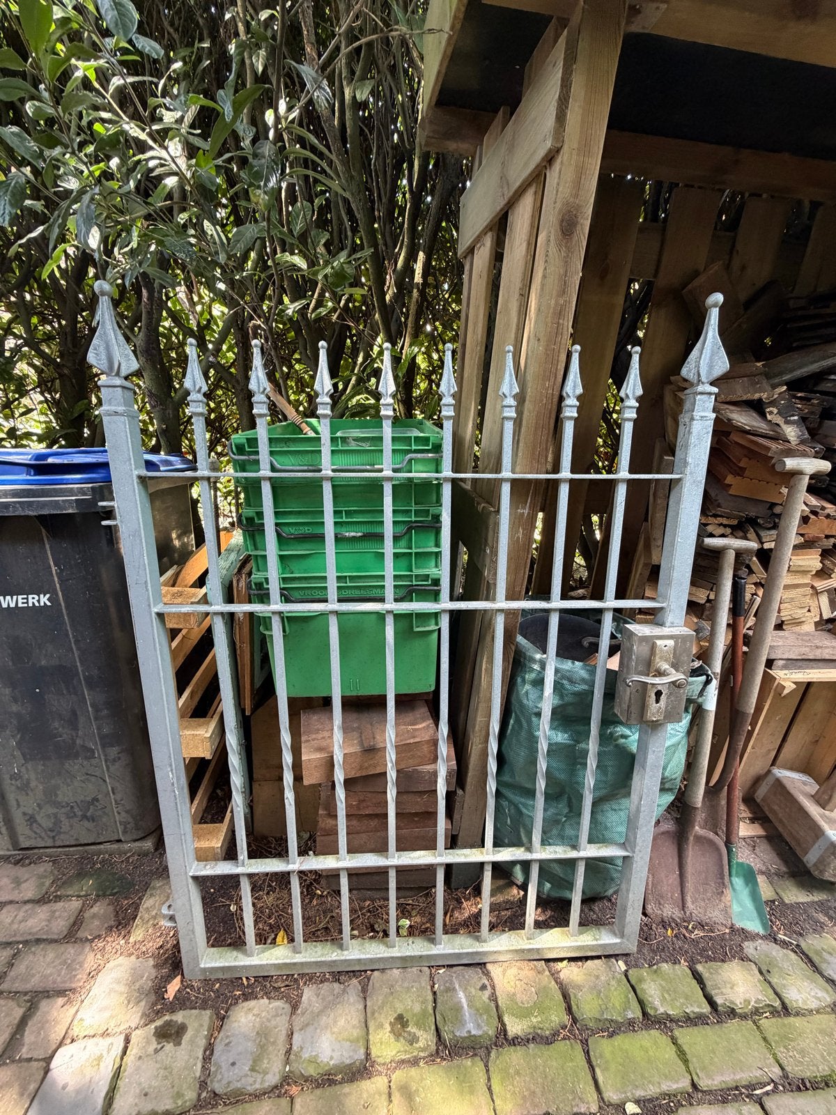 Metalen tuinpoort met spijlen, palen en betonnen voet, Tuin en Terras, Tuinhekken en Hekwerk, Ophalen, Met poort, Gebruikt, Spijlenhekwerk