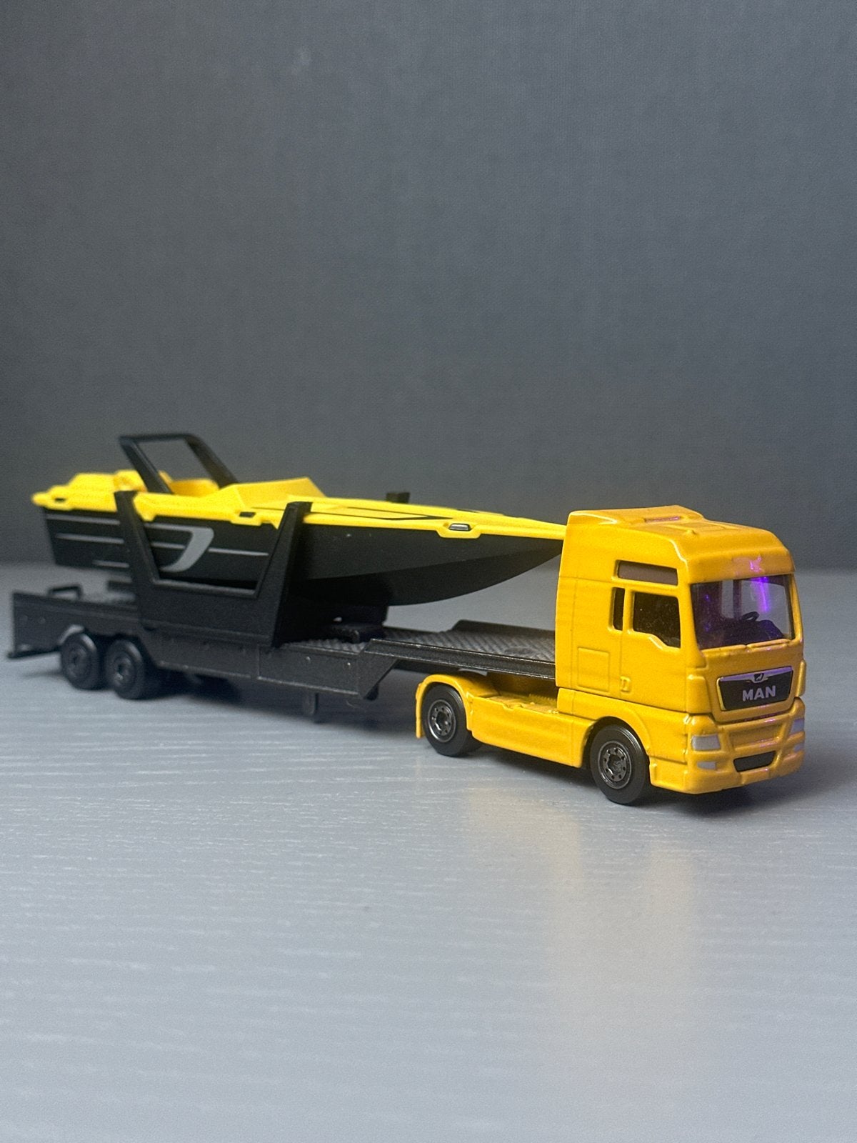 Majorette MAN vrachtwagen met speedboot, Ophalen, Zo goed als nieuw