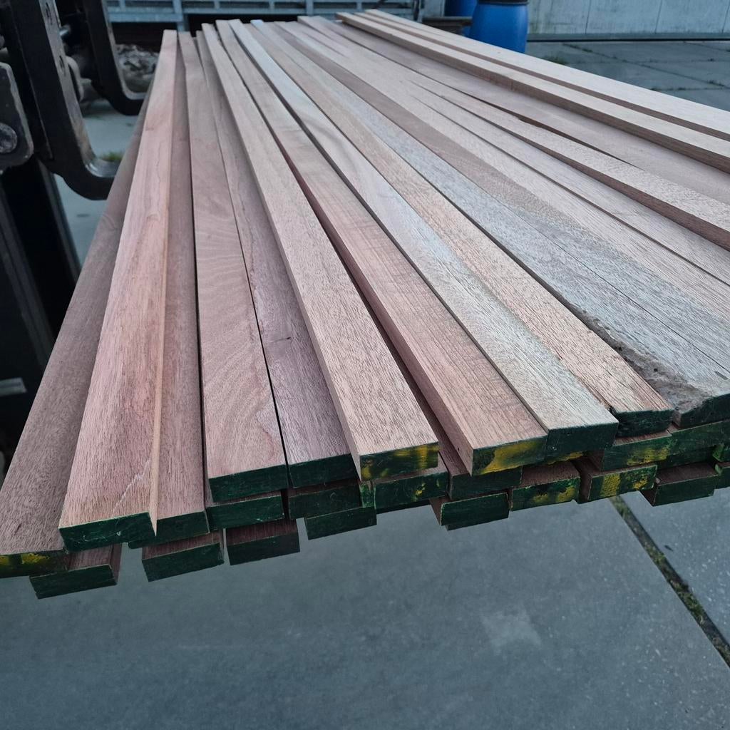 Partij B-keus Meranti latten/tengels/regels (70 stuks), Doe-het-zelf en Verbouw, Hout en Planken, Gebruikt, 25 tot 50 mm, Overige typen