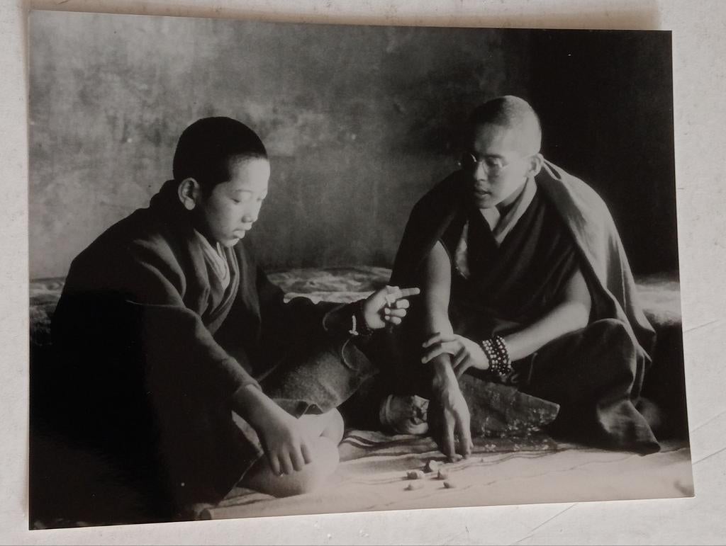 Zwart-wit foto van monniken, film 'Kundun', Verzamelen, Ophalen of Verzenden, Voor 1940, Gebruikt, Overige onderwerpen