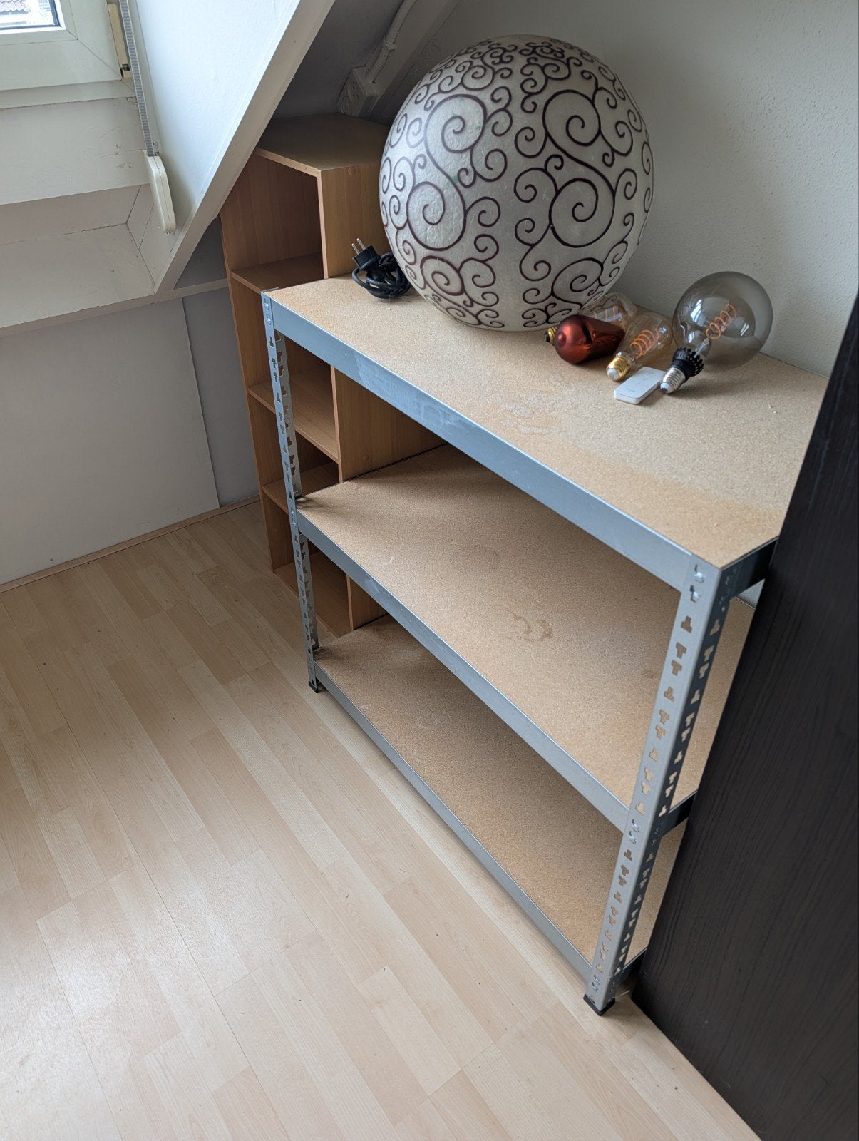 Metalen stellingkast met houten planken, Ophalen, Zo goed als nieuw