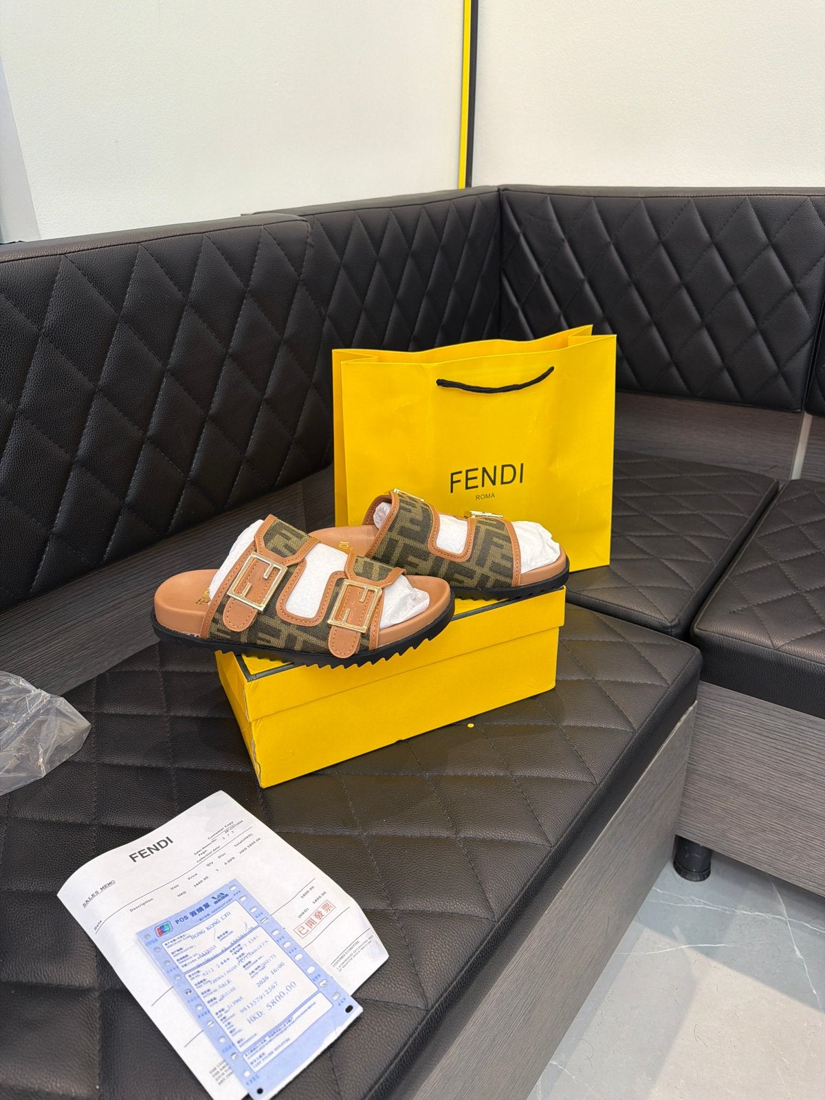 Fendi slippers dames  - Nieuw met doos en tas maat 37, Ophalen of Verzenden, Nieuw, Bruin, Sandalen of Muiltjes