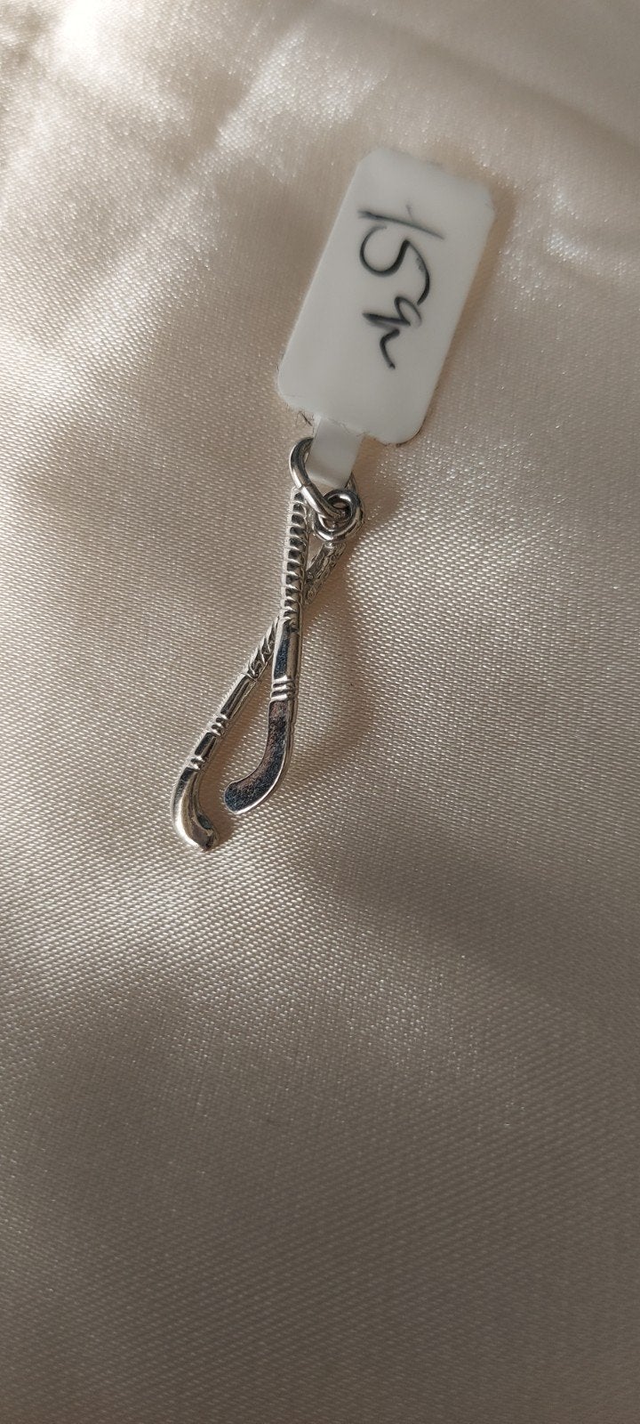 Zilveren bedel hockeysticks, Sieraden, Tassen en Uiterlijk, Overige merken, Nieuw, Ophalen of Verzenden, 1 bedel