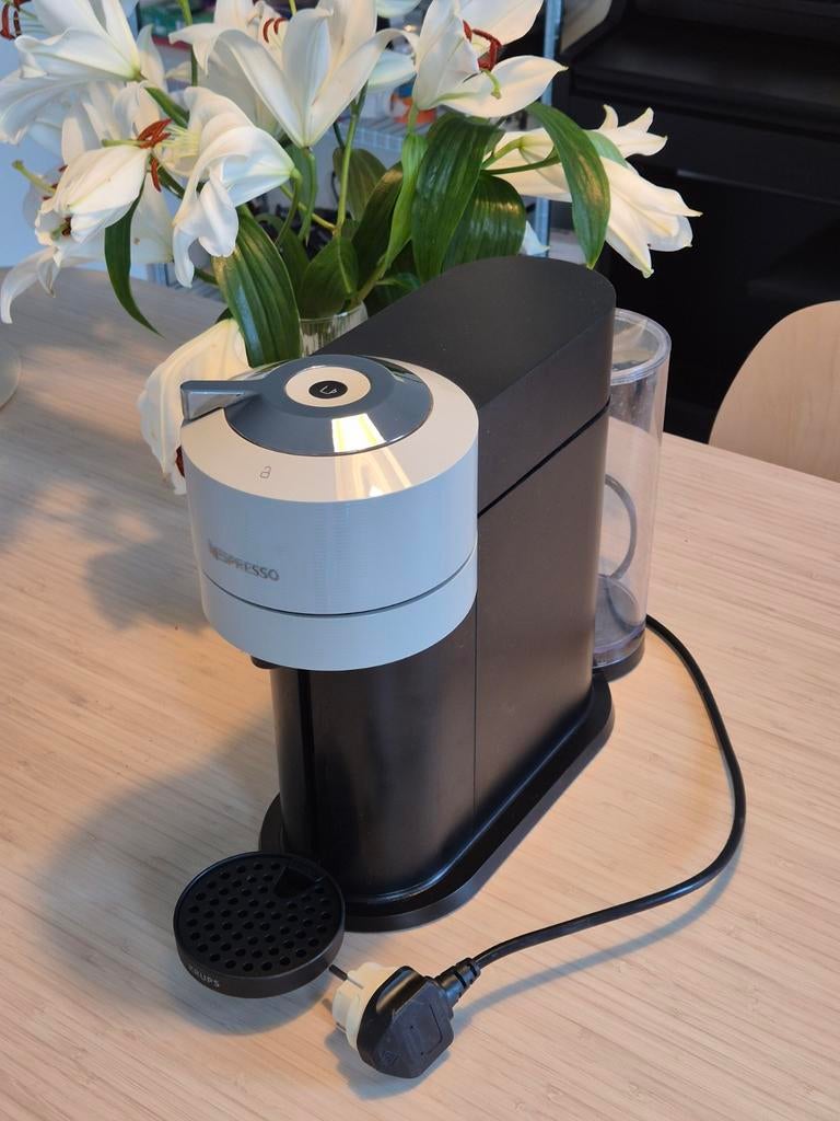 Nespresso Vertuo Koffiezetapparaat - Zwart/Wit, Koffiemachine, Ophalen of Verzenden, Zo goed als nieuw, 1 kopje
