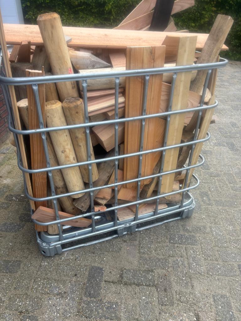 Diverse houtsoorten in IBC-container, Tuin en Terras, Haardhout, Minder dan 3 m³, Ophalen, Overige houtsoorten, Blokken