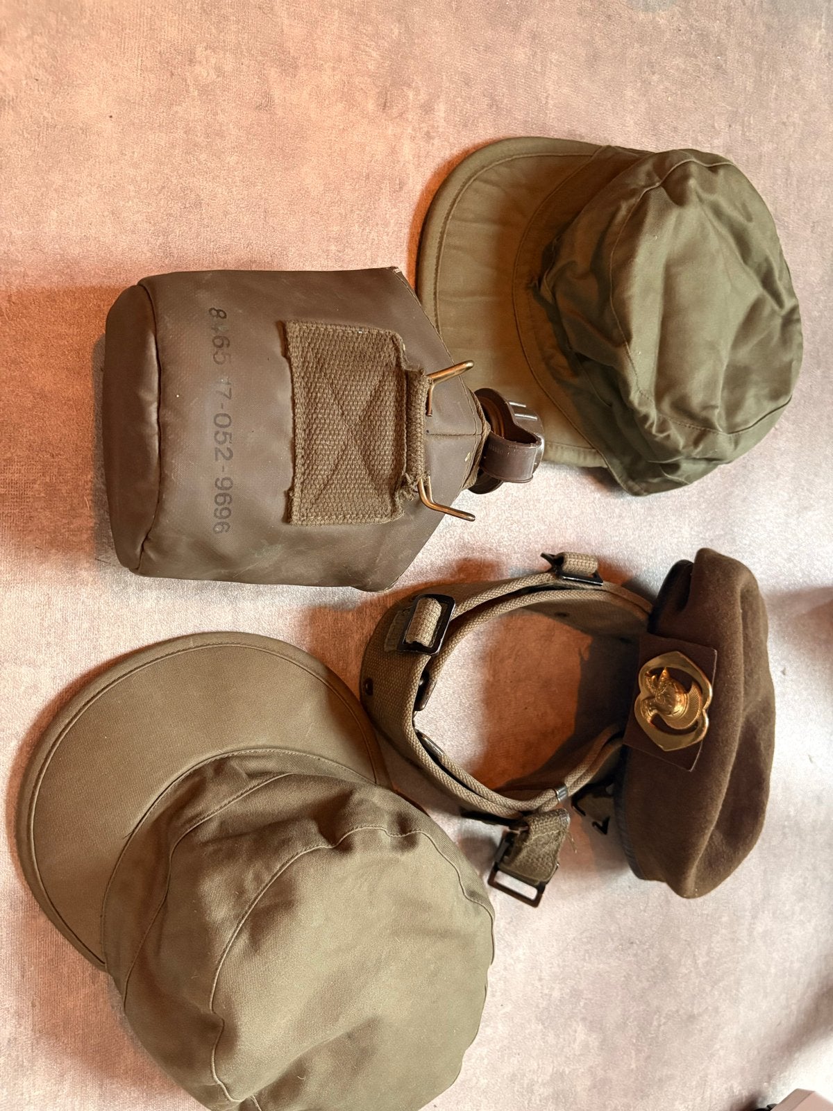 Militair uitrusting: Baret, veldmutsen, veldfles en riem, Ophalen of Verzenden, Landmacht, Nederland, Helm of Baret