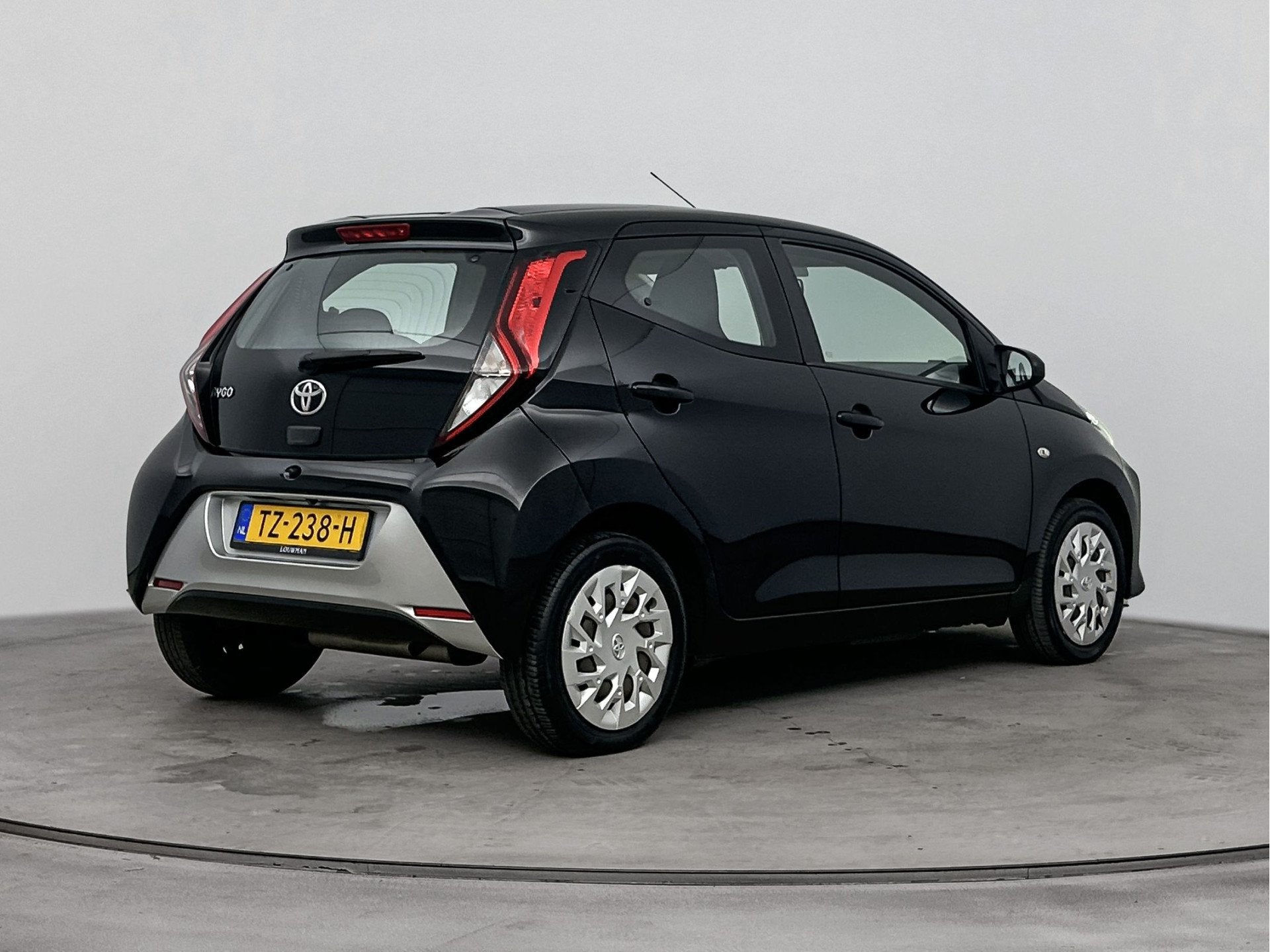 Toyota Aygo 1.0 VVT-i x-play | Parkeercamera | Apple Carplay, Voorwielaandrijving, 12 maanden, Stof, Gebruikt