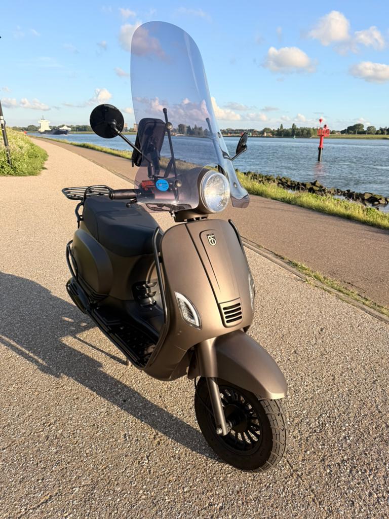 Bruine BTC Riva scooter in top staat!  – slechts ca. 600 km!, Zo goed als nieuw, Benzine, Ophalen, Overige merken