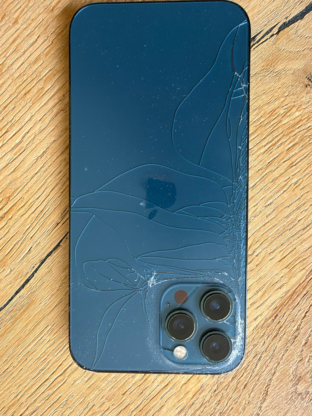 Foto 4 van iPhone 12 pro max (achterkant barst)