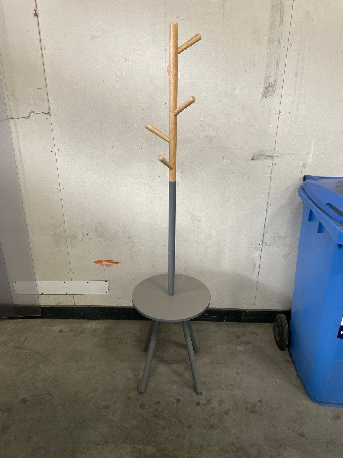 Moderne staande kapstok met houten haken en tafelblad, Ophalen, Gebruikt, Staande kapstok, 150 tot 200 cm
