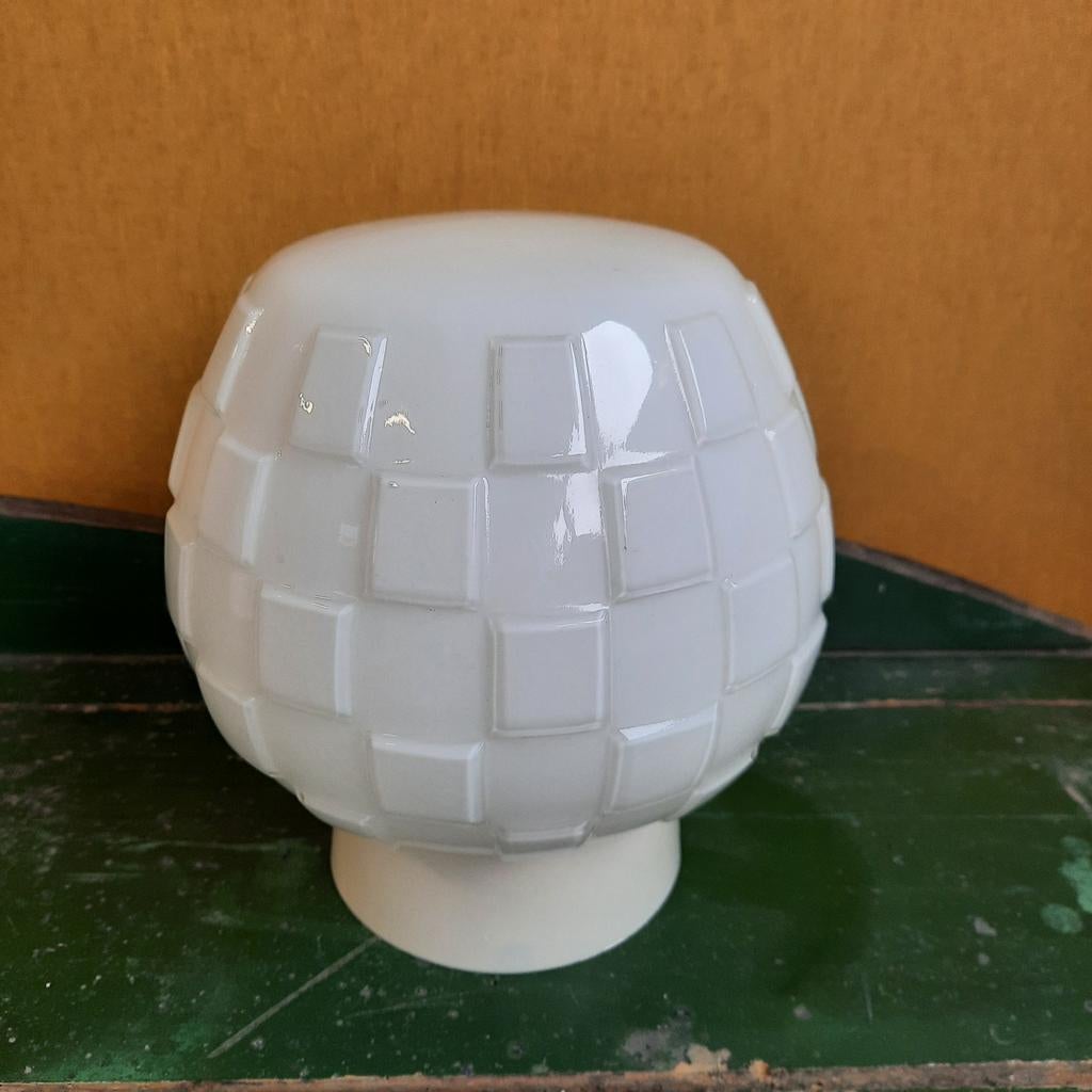 Vintage glas plafond lamp, melkglas, vierkantjes in reliëf, Gebruikt, Vintage, Ophalen of Verzenden, Glas