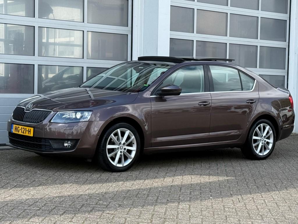 Skoda OCTAVIA 1.2 TSI 110PK BusinessLine Xenon Navi Pano Dea, Voorwielaandrijving, Gebruikt, Euro 6, 4 cilinders
