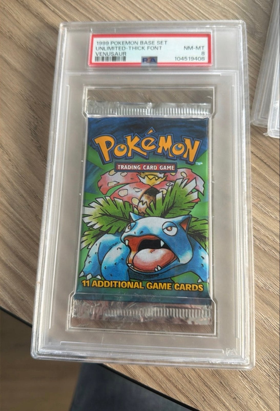 PSA 8 1999 Pokémon Base Set Unlimited Thick Font Venusaur, Ophalen of Verzenden, Nieuw, Booster