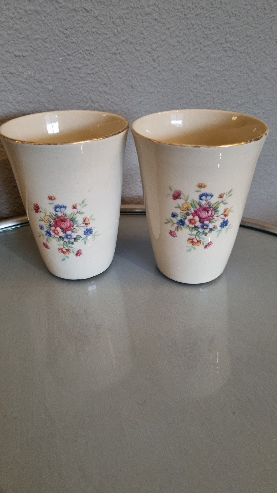 2 BROCANTE BEKERS MELKBEKERS CRÈME BLOEMMOTIEF, Ophalen of Verzenden
