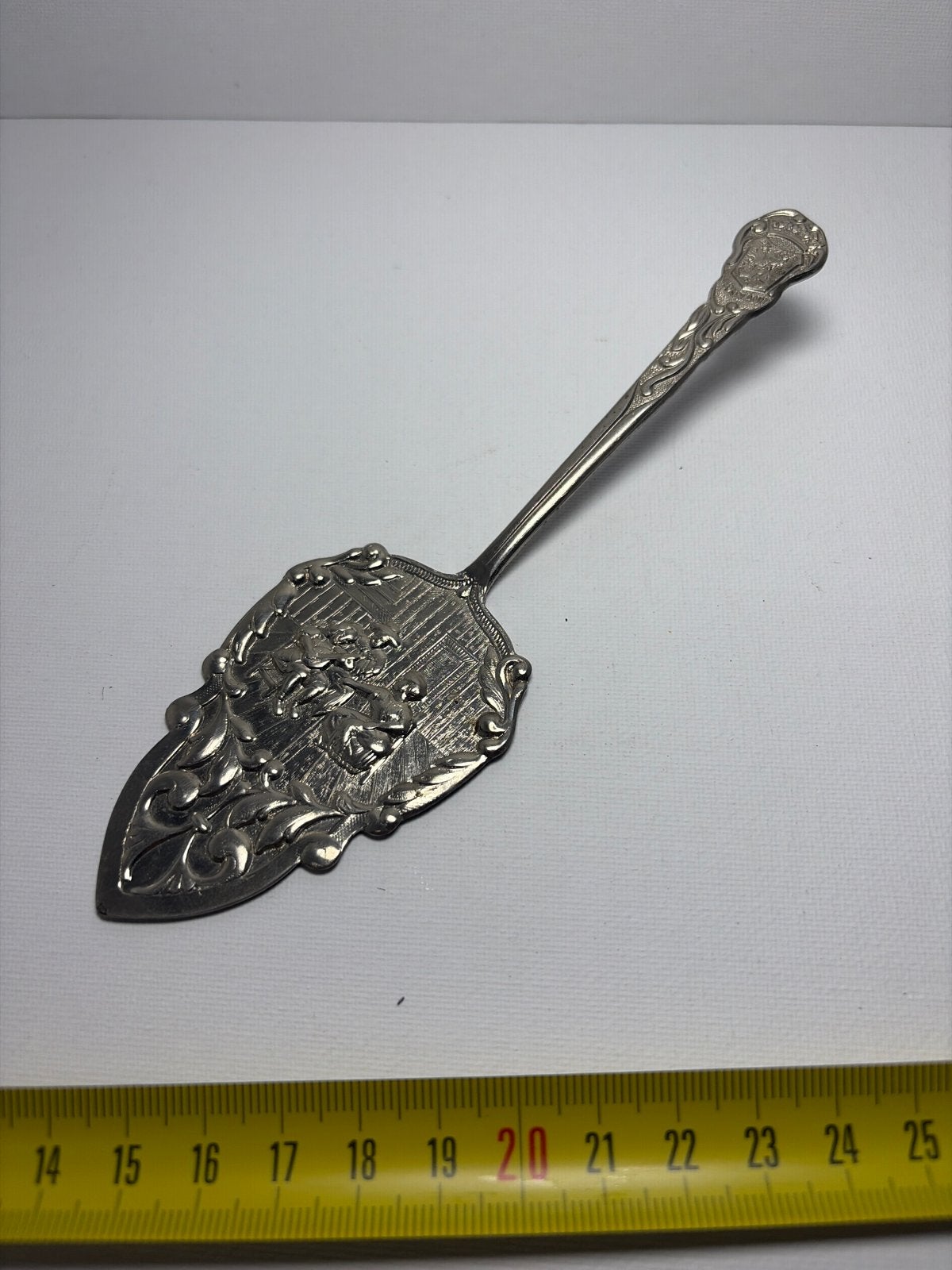 Antieke zilverkleurige taartschep met reliëf, Antiek en Kunst, Verzenden