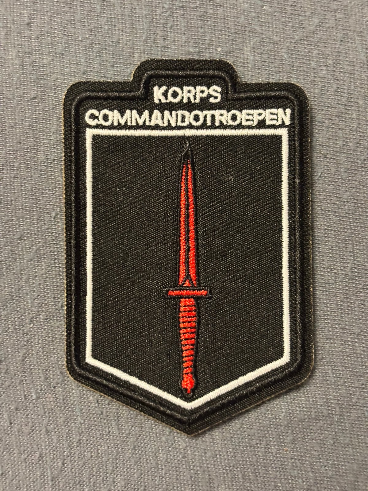 Arm embleem korps commando troepen KCT, Verzamelen, Verzenden, Landmacht, Nederland, Embleem of Badge