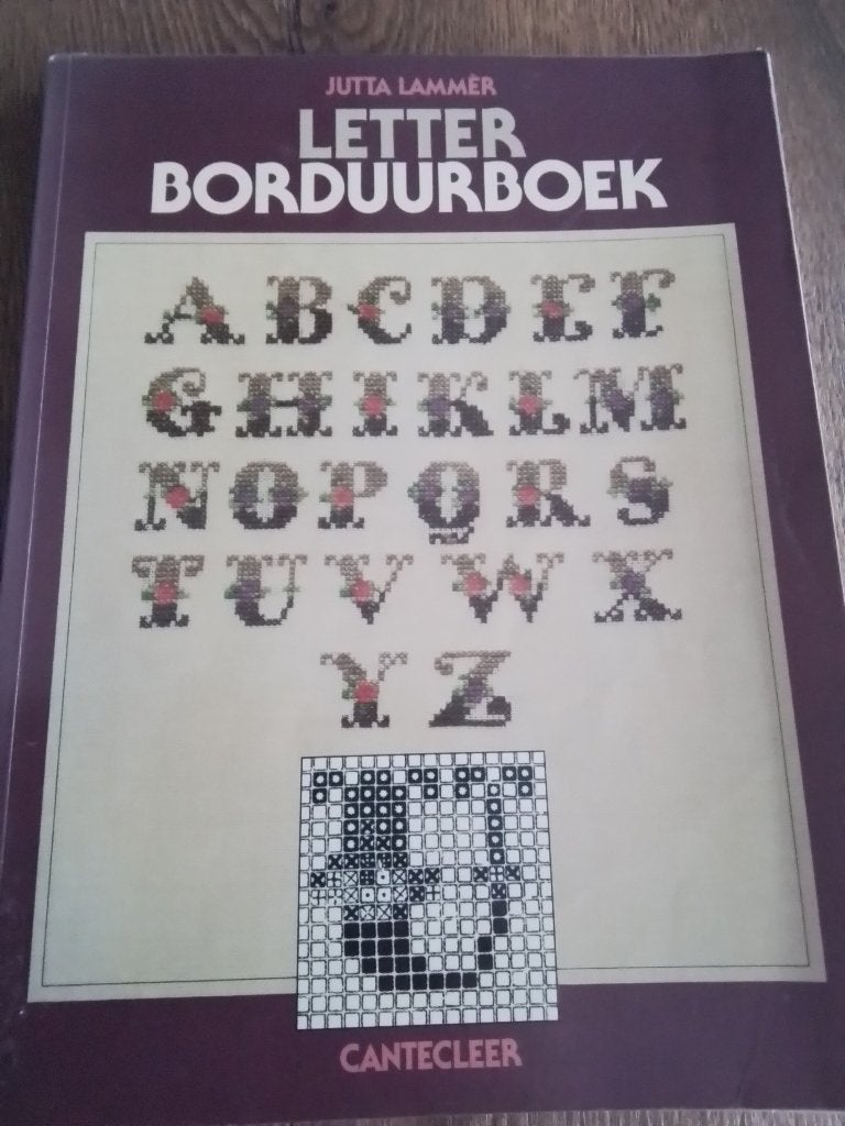 Letter borduurboek jutta lammer, Hobby en Vrije tijd, Ophalen of Verzenden, Zo goed als nieuw, Handborduren, Patroon