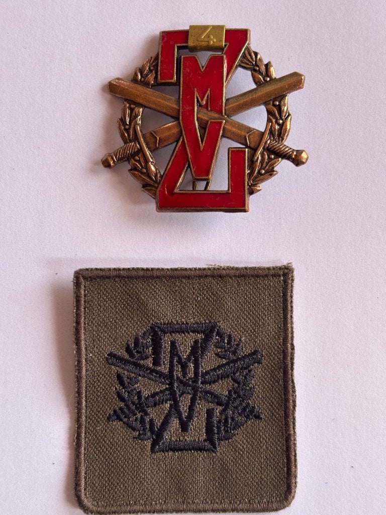 ZMV Speld NO: 4 rood met batch 100% perfect, Verzamelen, Verzenden, Landmacht, Nederland, Kleding of Schoenen