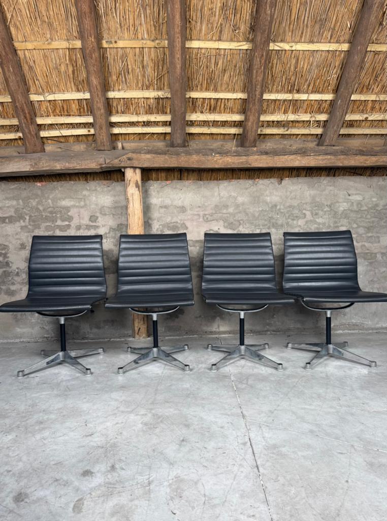 10 vintage Vitra Herman Miller Eames EA105 in leder, Huis en Inrichting, Stoelen, Zwart, Ophalen of Verzenden, Vijf, Zes of meer stoelen