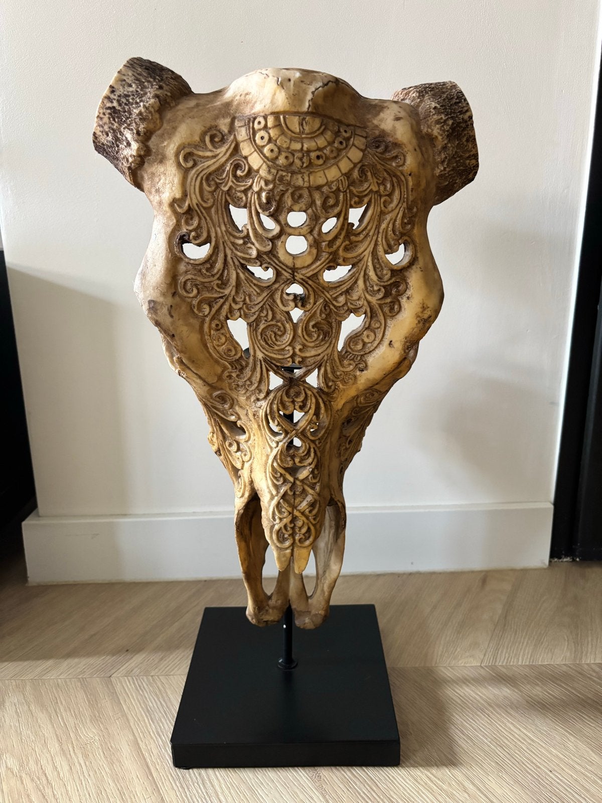 Decoratieve schedel met houtsnijwerk op standaard, Overige typen, Overige onderwerpen, Natuurlijk materiaal, Ophalen of Verzenden
