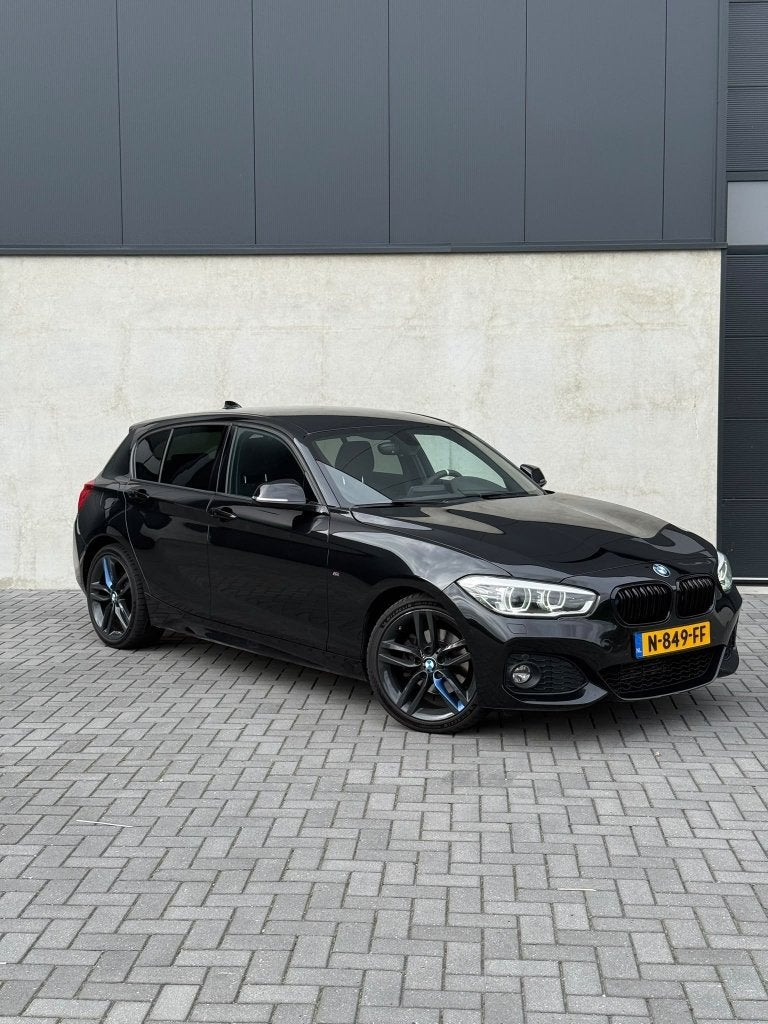 BMW 1-Serie 120i I 5DR Aut8  Zwart, Auto's, Achterwielaandrijving, 4 cilinders, Alcantara, Zwart