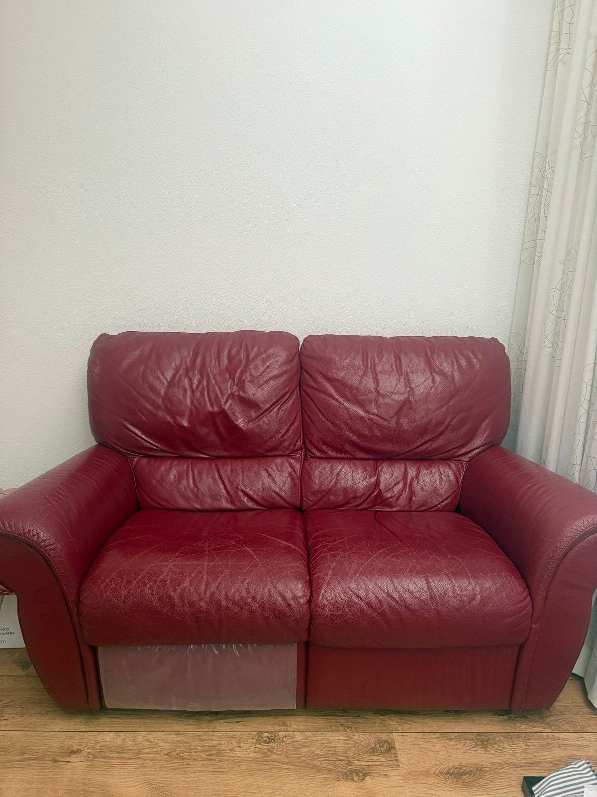 GRATIS: Rode leren tweezitsbank met relaxfunctie, Ophalen, Gebruikt, 150 tot 200 cm, Tweepersoons