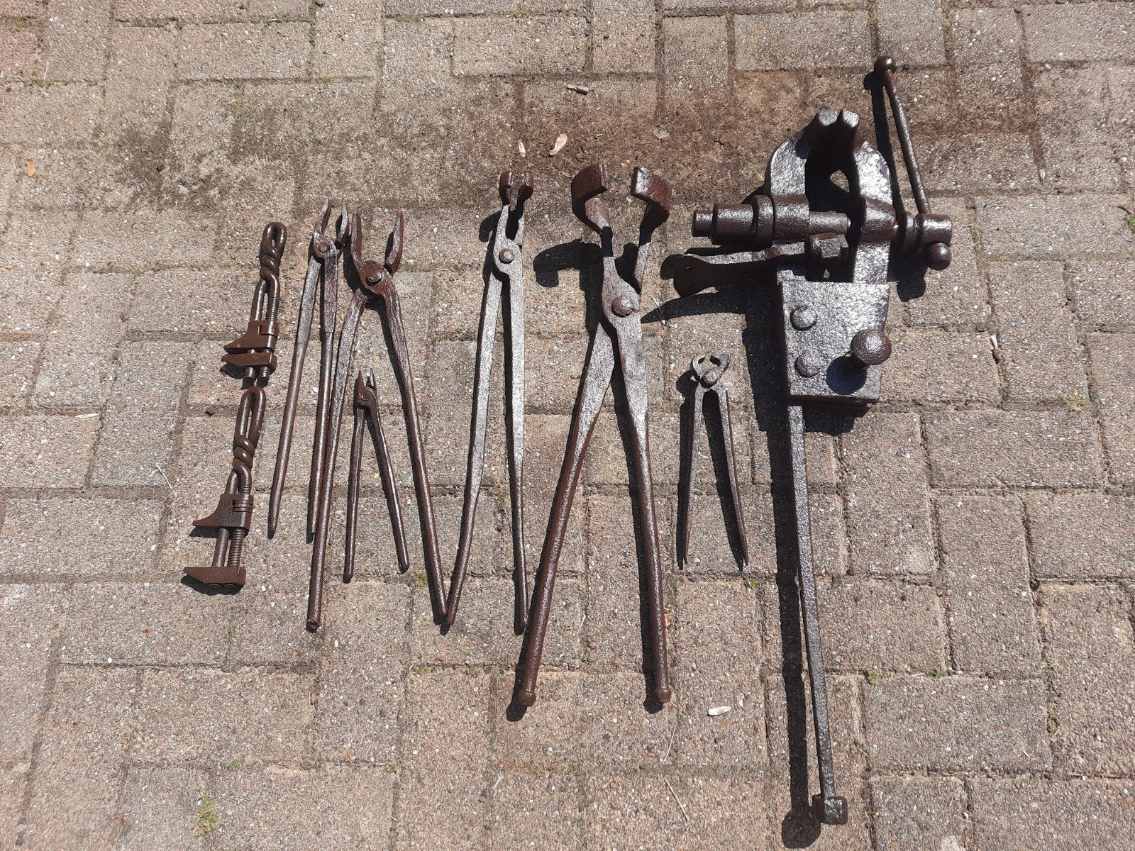 Oude smidse smeedijzeren gereedschappen en bankschroef, Antiek en Kunst, Antiek | Gereedschap en Instrumenten, Ophalen