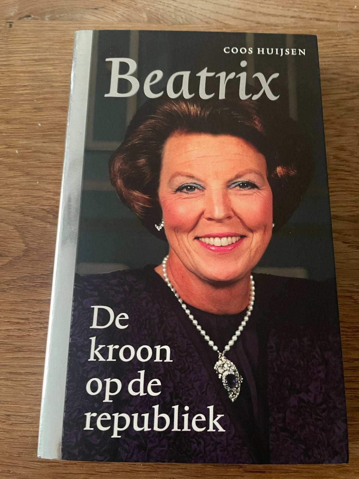C. Huijsen - Beatrix de kroon op de republiek, C. Huijsen, Ophalen of Verzenden, Zo goed als nieuw, Nederland