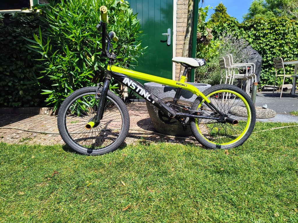 bmx instinct met pegs, Ophalen, Gebruikt, Staal, Velgrem