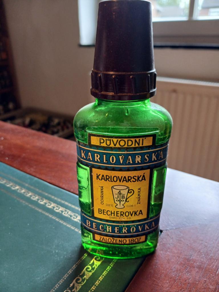 Vintage Becherovka Miniflesje - Karlovarská Původní, Antiek en Kunst, Ophalen of Verzenden